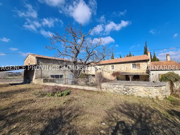 Ferme typiquement provençale avec grand terrain 