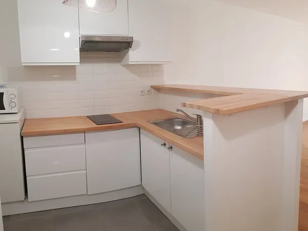 2 pièces meublé ou vide de 50 m², rénové en 2020, situé au 2e étage d'une jolie résidence 
