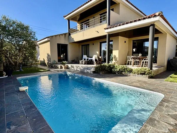 Villa Contemporaine avec Piscine 