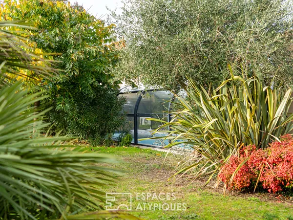 Maison en impasse avec jardin intime et piscine couverte, au coeur du bourg. 