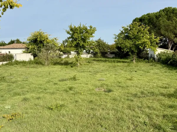 À vendre Saint-Quentin-la-Poterie : superbe terrain de 682 