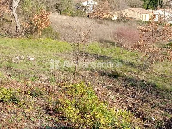 CALLAS : Beau terrain plat de 870m2, viabilise
