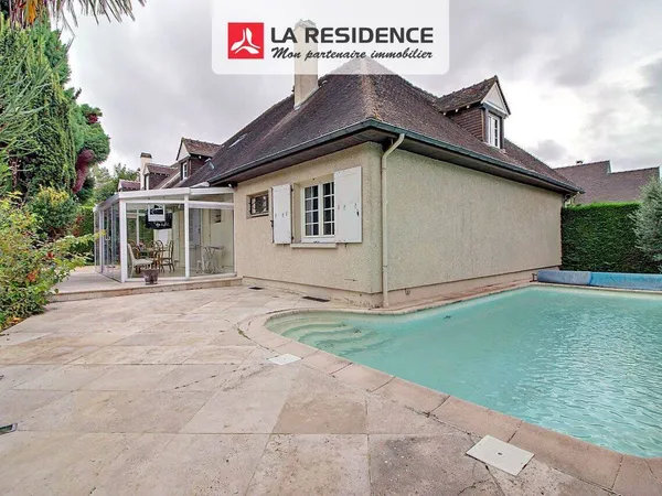 Maison 8 pièces 221 m² 