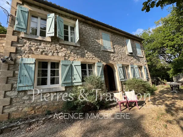 Jolie maison à louer à Murs de 130 m² habitables avec garage sur 5 000 m² de terrain arboré 