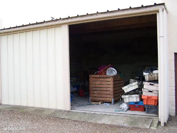 EU Grand Garage 55 m² H porte:3 m- dans une cour fermée 