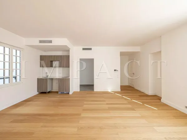 Antibes, dans le mythique Grand Hôtel, grand studio rénové à vendre. 