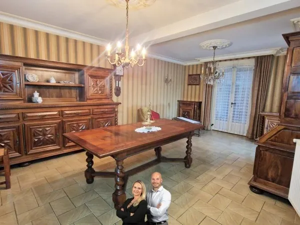 Maison avec espaces de stockage et grand jardin 
