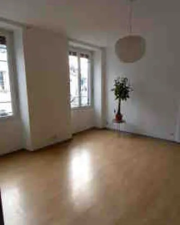Centre de Monein, F3 au 1er étage 