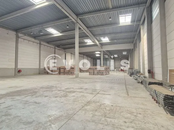 Entrepôts - A LOUER - 2 925 m² non divisibles 