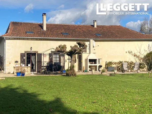 Maison de village avec 3 chambres, 2 salles de bain, cuisine ouverte, salon, grange, jardins, 