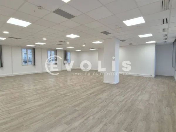 Bureau 1784 m² 