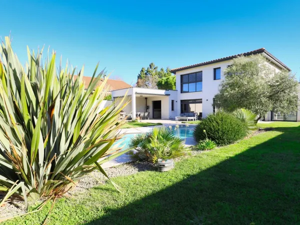 Villa contemporaine avec piscine et dépendances 