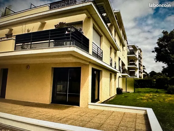 Appartement T3 au rez chaussée avec terrasse et pelouse 