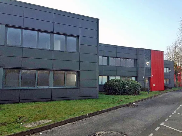 Local industriel 2093 m² 
