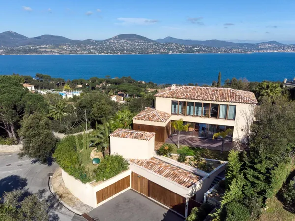 Villa d'exception avec vue sur la mer, située dans un domaine prestigieux à l'entrée de 