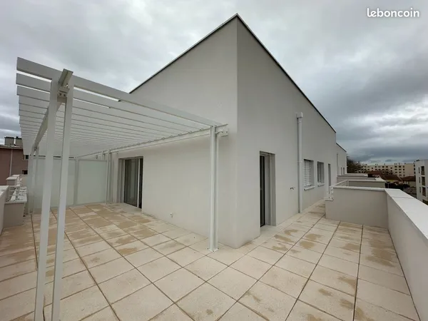 Dernier étage T4 de 76 m² et 52 m² d'extérieur 