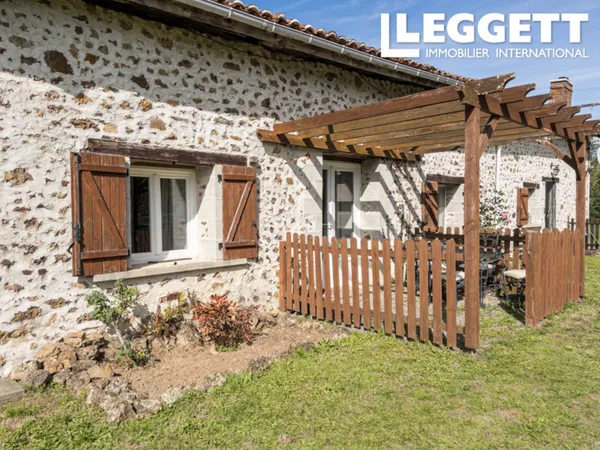 Maison en pierre rénovée avec 5 chambres située dans un hameau près de Rochechouart. 