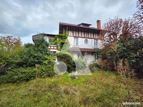 Propriété 8 pièces 225 m² 