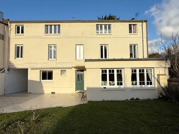 Maison de caractère avec jardin, garage et dépendance 