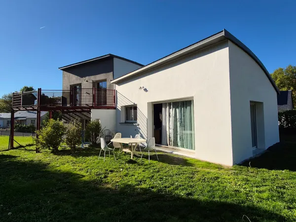 LAGUIOLE, maison de Type 4, de 2007, sur une parcelle de 730 m² 