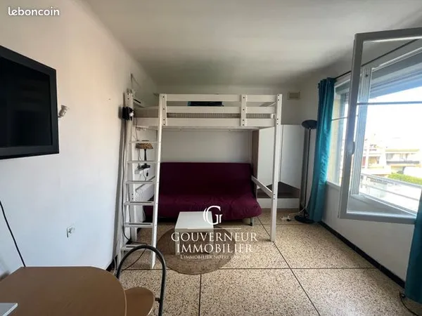 Studio 1 pièce 25 m² 