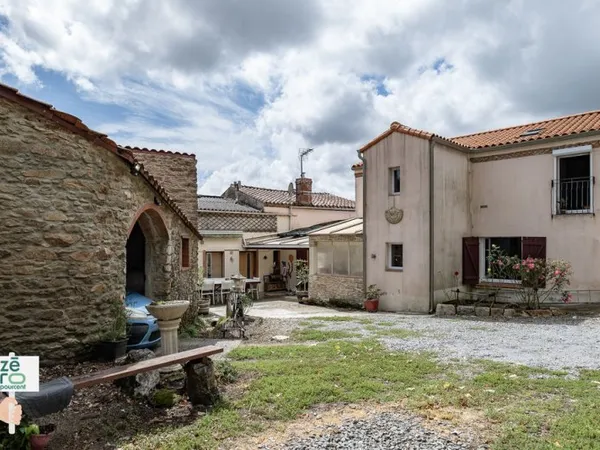 Maison de charme en pierre à vendre à Saint-Étienne-du-Bois, proche Legé 174 m2 habitables