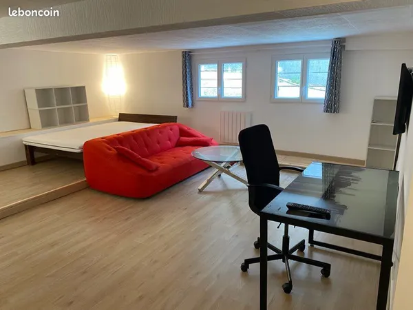 Studio a louer A NIMES pour étudiants proximité CHU CAREMEAU médecine et Hôtel VATEL 