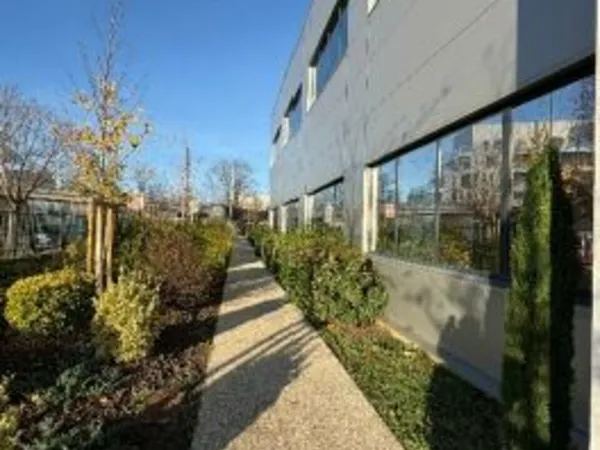 Local professionnel 725 m² 