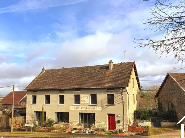 Ancien hôtel de village rénové avec de nombreuses possibilités 