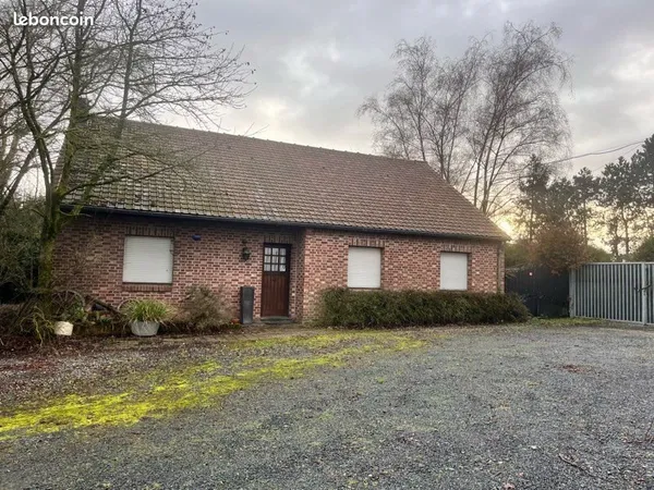 Maison individuelle semi plain-pied 135 m² + Hangar 550 m² - Terrain 3 400 m² constructible - Idéal 