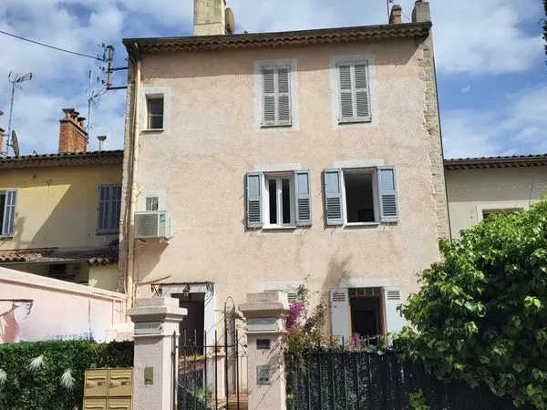 Studio 3 pièces 76 m² 