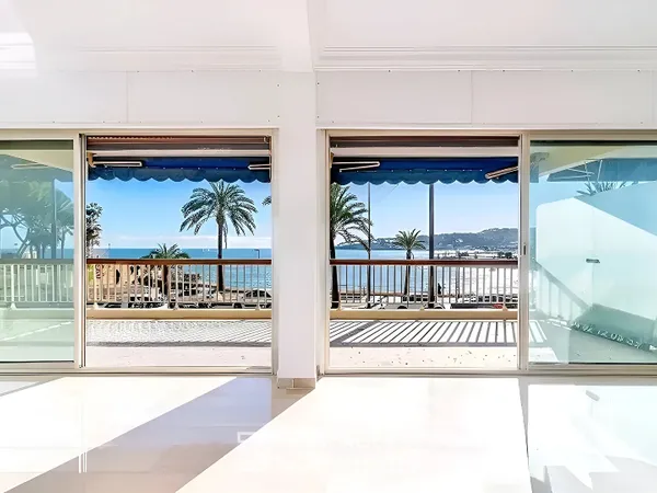 Contemplation Azuréenne d'un appartement trois pièces face au Cap d'Antibes 