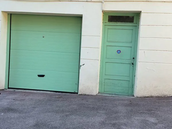 Grand garage fermé avec porte automatique 