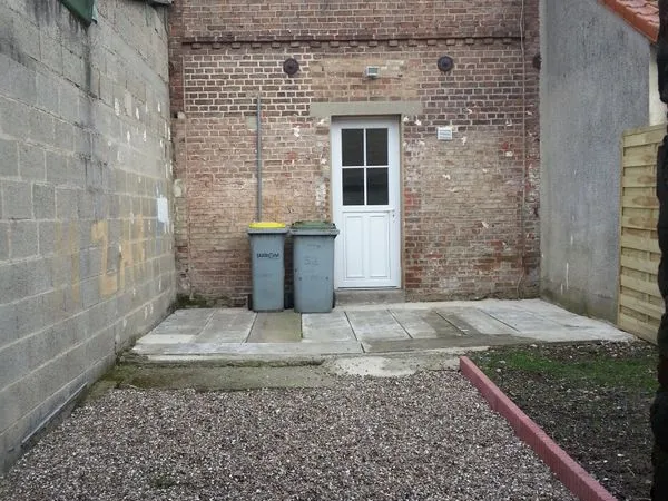 Maison de cité, courette et dépendance 
