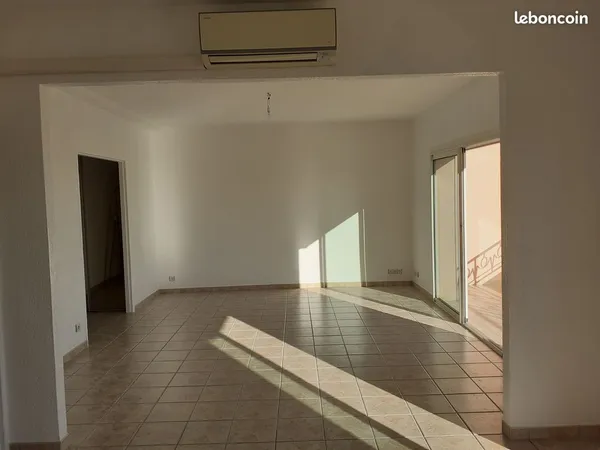 LIBRE à louer Bandol très belle vue mer 180 degré - Faux F4 90 m2 avec garage 41 m2 et 2 places 
