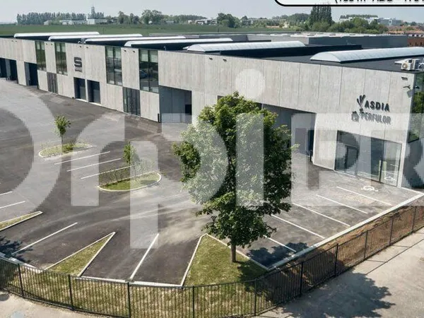 Local d'activité 363 m² 