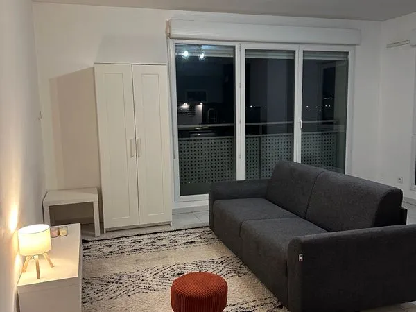 Grand studio meublé 42 m² - Saint-Priest (Tram Hôtel de Ville) 