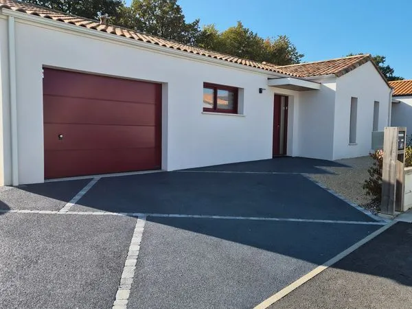 Maison récente plein pied 3 ch, garage, piscine 