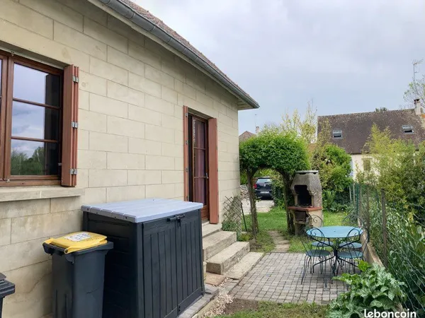 Maison meublée 3 pièces + jardinet non clôturé 