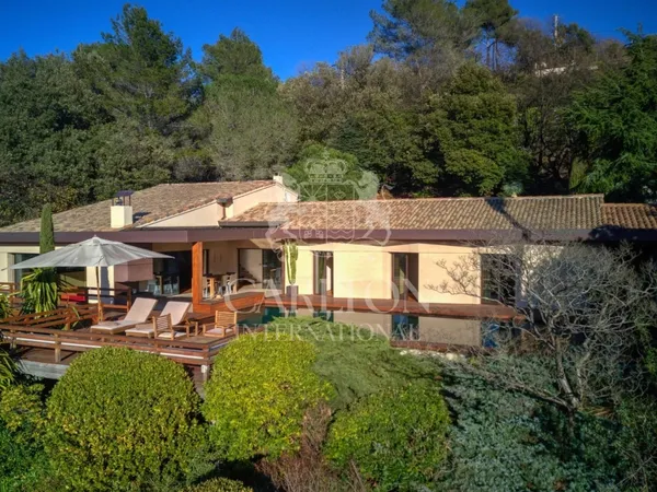 Magnifique villa contemporaine avec vue sur les collines 