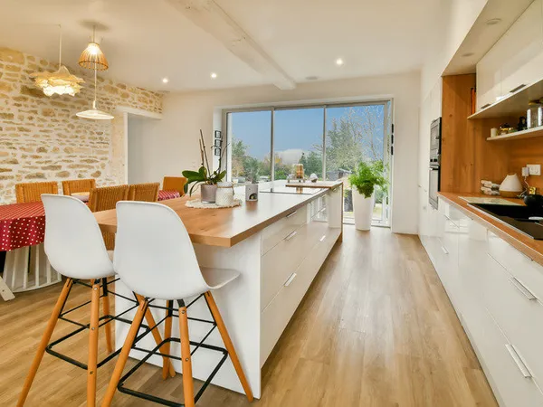 Maison à vendre 9 pièces proche de TONNAY CHARENTE (17) 