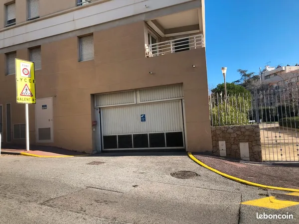 Double GARAGE fermé à louer 