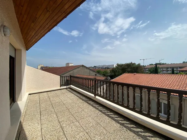 A VENDRE Appartement T1 Bis en duplex centre ville Mont De Marsan grande terrasse 
