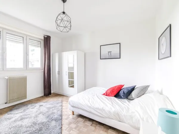 Chambre spacieuse et lumineuse