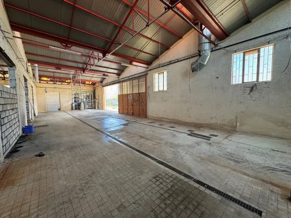 Local industriel 772 m² 