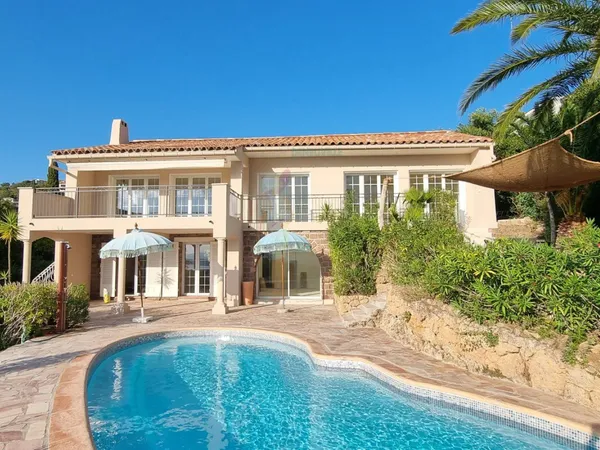 Villa avec piscine et superbe vue mer 