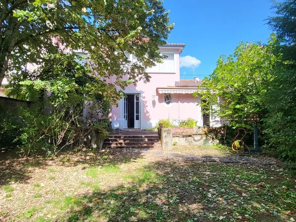 Maison avec terrain et garages 