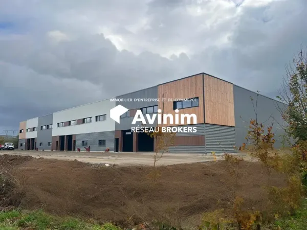 A LOUER 2100M² BATIMENT NEUF 