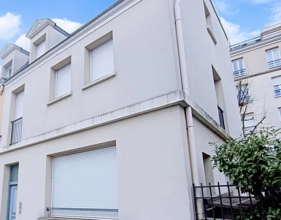 Maison de ville en Triplex avec jardin et 3 parkings privés. 