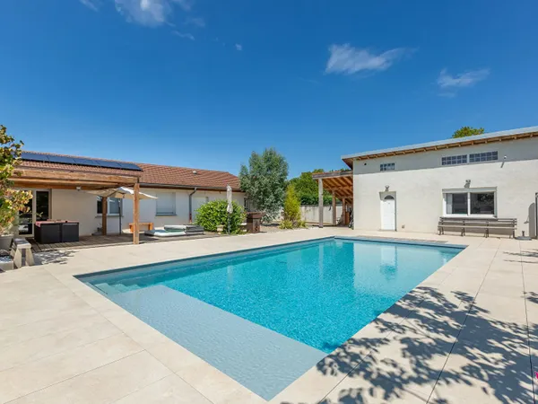 Maison spacieuse à vendre à Meyzieu - 7 pièces, piscine et garage 